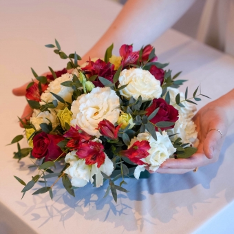Свадебная композиция на стол гостей из лизиантусов, альстромерий и роз Кения