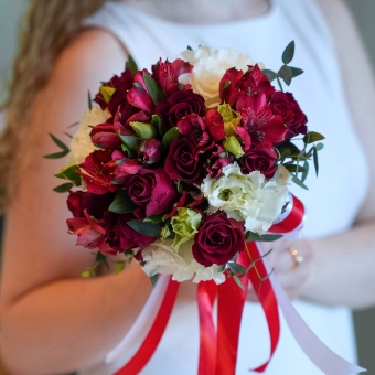 Букет невесты  из лизиантусов, альстромерий и роз Кения