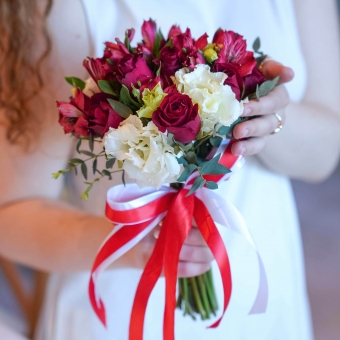 Свадебный набор с декором из лизиантусов, альстромерий и роз Кения