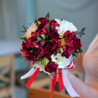 Букет невесты  из лизиантусов, альстромерий и роз Кения