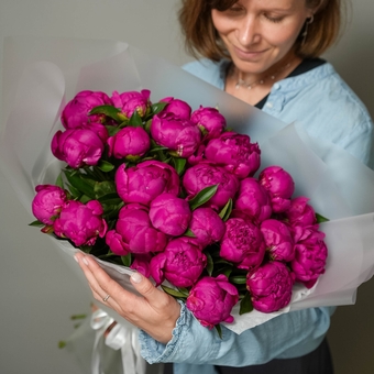 Букет из 25 малиновых пионов (Россия)
