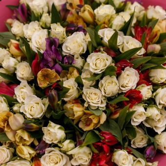 Букет из 25 белых кустовых роз и 16 альстромерий микс - L