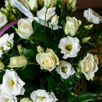 Корзина с белыми розами (Кения), лизиантусом и зеленью