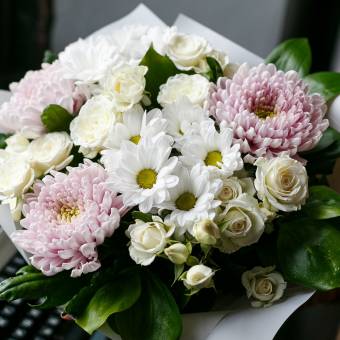 Букет из кустовых и одноголовых хризантем, кустовых роз с зеленью