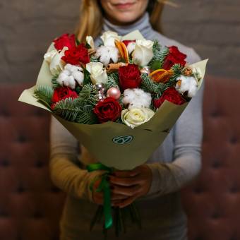 Новогодний букет из 15 красных и белых роз 50 см (Кения)