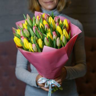 Букет из 51 розового и желтого тюльпана