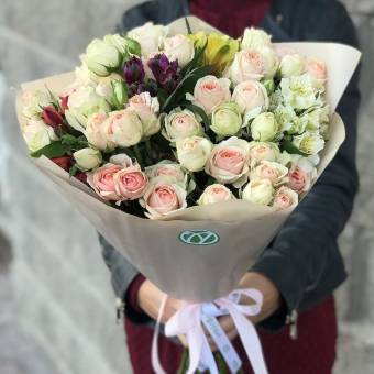 Букет из пионовидных кустовых роз Мадам Бомбастик и альстромерии