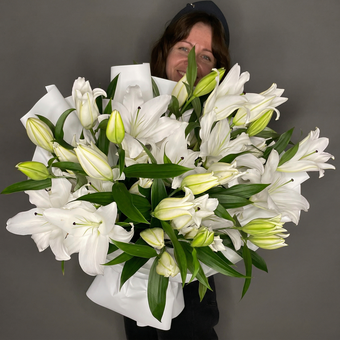 Букет из 11 белых лилий ориенталь (60 см)