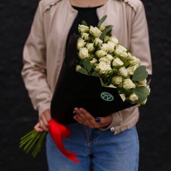 Букет из 15 белых кустовых роз с эвкалиптом