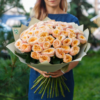 Букет из 51 пионовидной розы Вувузела Пич 50 см