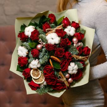 Новогодний букет из 25 красных роз 50 см (Кения)