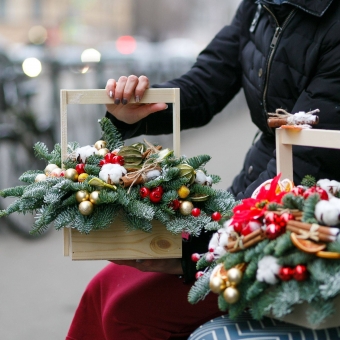 Зимняя композиция в ящике с цитрусами