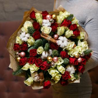 Новогодний букет из 51 красной и белой розы 50 см (Кения)