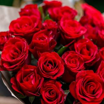 Букет в шляпной коробке large из 45 красных роз (Кения)