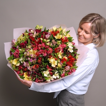 Букет из 51 альстромерии микс в корейской светлой упаковке