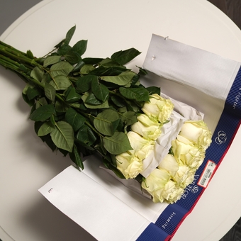 Пачка белых роз 70 см Эквадор