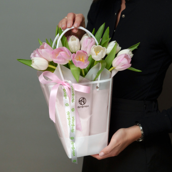 Сумочка с розовыми и белыми тюльпанами