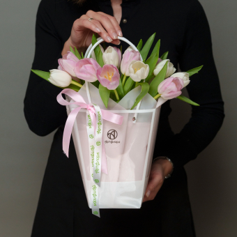 Сумочка с розовыми и белыми тюльпанами