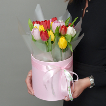 Букет в шляпной коробке из 25 тюльпанов яркий микс