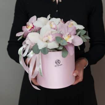 Букет в шляпной коробке из 7 орхидей
