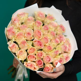 Букет из 35 светло-розовых роз 50 см (Кения) в корейской упаковке