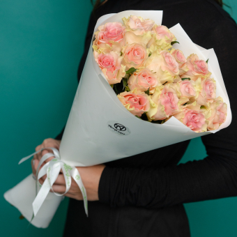 Букет из 15 светло-розовых роз 50 см (Кения) в корейской упаковке