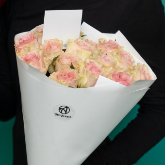 Набор размер M с букетом 15 светло-розовых роз Кения (50 см)