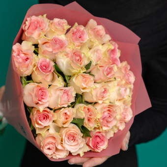Букет из 25 светло-розовых роз 50 см (Кения) в корейской упаковке