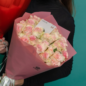 Набор размер M+ с букетом 25 светло-розовых роз Кения (50 см)