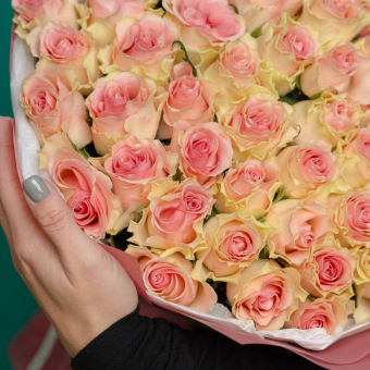 Букет из 51 светло-розовой розы 50 см (Кения) в корейской упаковке