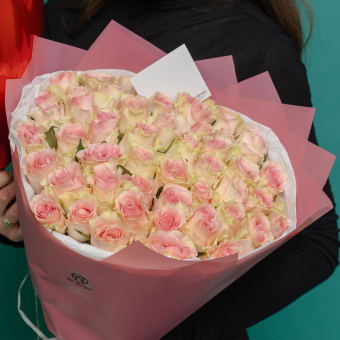 Набор размер L+ с букетом 51 светло-розовая роза Кения (50 см)