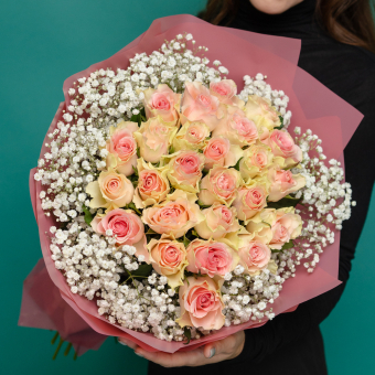 Букет из светло-розовых роз 50 см (Кения) и гипсофилы - L в корейской упаковке