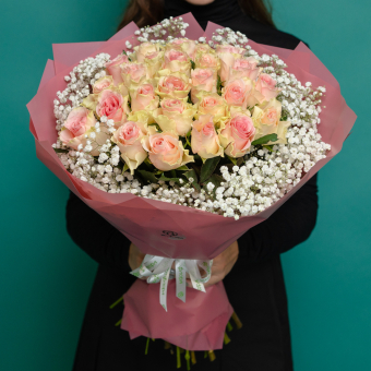 Букет из светло-розовых роз 50 см (Кения) и гипсофилы - L в корейской упаковке
