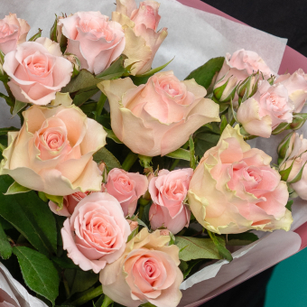 Букет из кустовых роз и роз Кения (50 см) - S в корейской упаковке