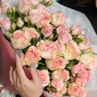 Букет из кустовых роз и роз Кения (50 см) - L в корейской упаковке