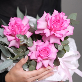 Шляпная коробка с ярко-розовыми французскими розами - M