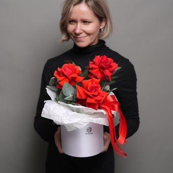 Шляпная коробка с алыми французскими розами - M