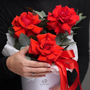 Шляпная коробка с алыми французскими розами - M