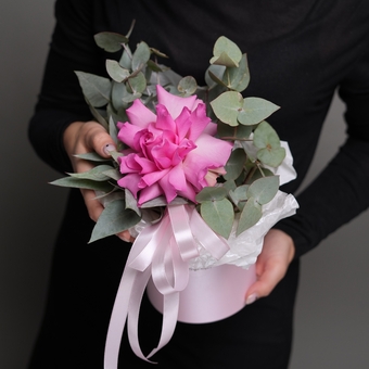 Шляпная коробка с ярко-розовой французской розой - S