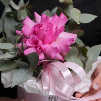 Шляпная коробка с ярко-розовой французской розой - S