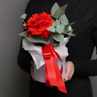 Шляпная коробка с алой французской розой - S