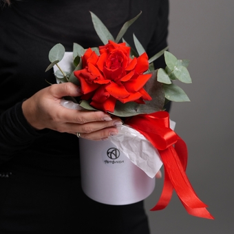 Шляпная коробка с алой французской розой - S