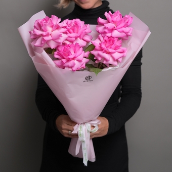 Букет из 5 ярко-розовых французских роз в корейской упаковке