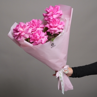 Букет из 5 ярко-розовых французских роз в корейской упаковке