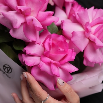 Букет из 7 ярко-розовых французских роз в корейской упаковке