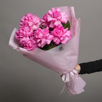 Букет из 7 ярко-розовых французских роз в корейской упаковке