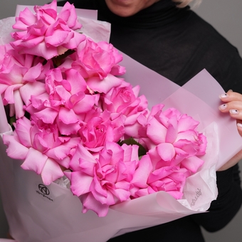 Букет из 11 ярко-розовых французских роз в корейской упаковке