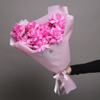 Букет из 11 ярко-розовых французских роз в корейской упаковке