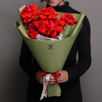 Букет из 5 алых французских роз в корейской упаковке