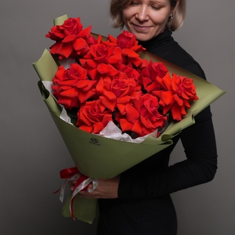 Букет из 11 алых французских роз в корейской упаковке